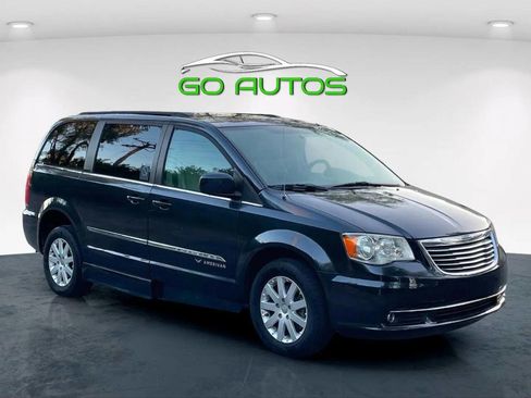 Used 2014 Chrysler Town & Country Touring image 7