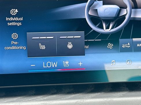 Used 2023 BMW 740i w/ Parking Assistance Package RWD image 20