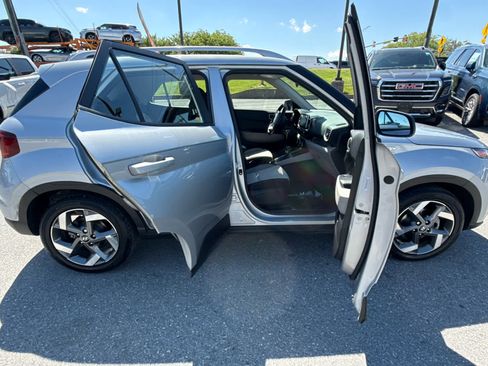 Used 2021 Hyundai Venue SEL FWD image 32