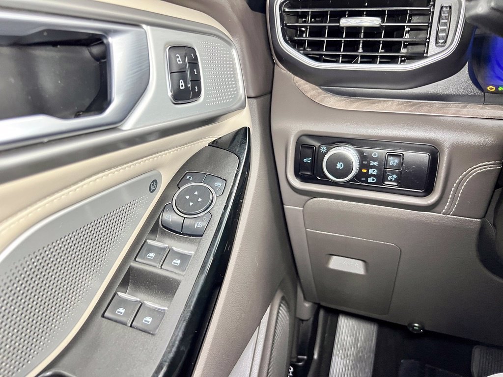 Used 2023 Ford Explorer Platinum w/ Technology Package AWD/4WD image 26