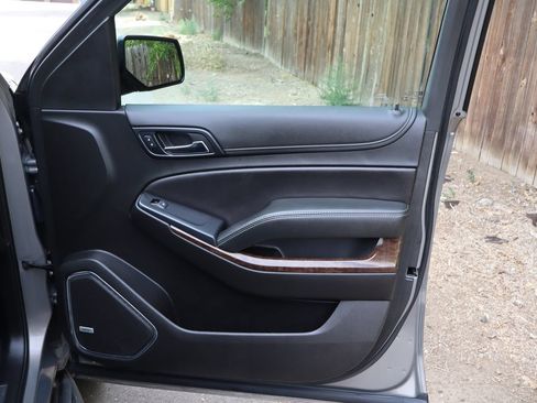 Used 2019 Chevrolet Suburban LT RWD image 28