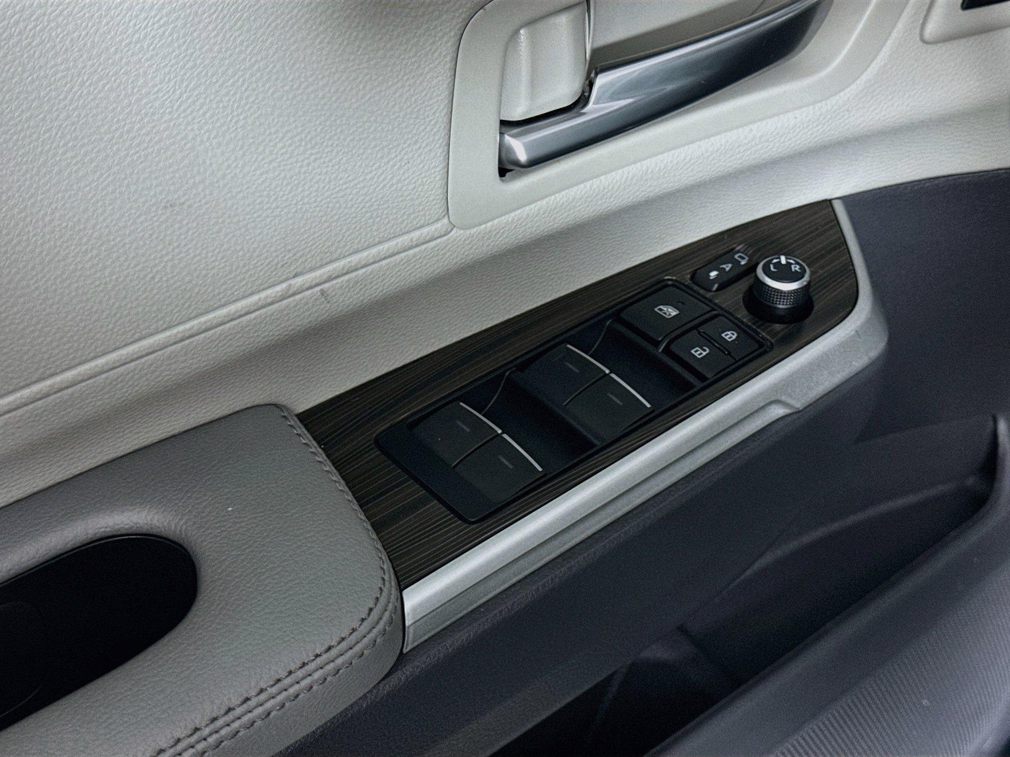 Certified 2024 Toyota Sienna Limited AWD/4WD image 20