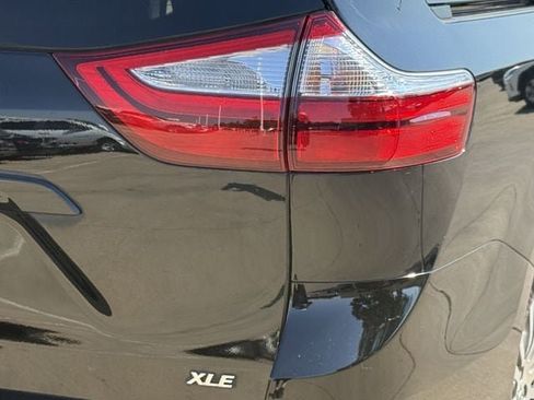 Used 2019 Toyota Sienna XLE Premium FWD image 6