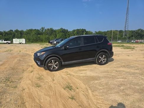 Used 2018 Toyota RAV4 XLE FWD image 3