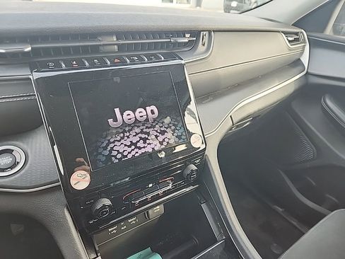 Used 2023 Jeep Grand Cherokee L Laredo image 13