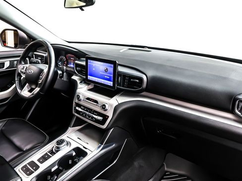 Used 2023 Ford Explorer XLT w/ Equipment Group 202A image 16