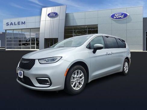 Used 2023 Chrysler Pacifica Touring-L FWD image 6