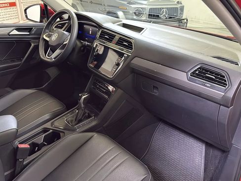Used 2023 Volkswagen Tiguan SE w/ Panoramic Sunroof Package FWD image 15