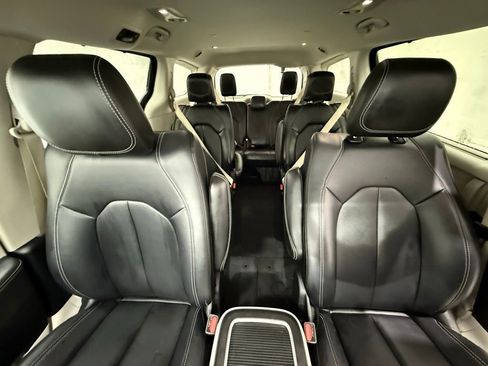 Used 2024 Chrysler Pacifica Touring-L image 30