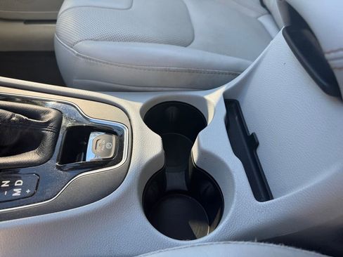 Used 2019 Jeep Cherokee Limited w/ Technology Group image 10