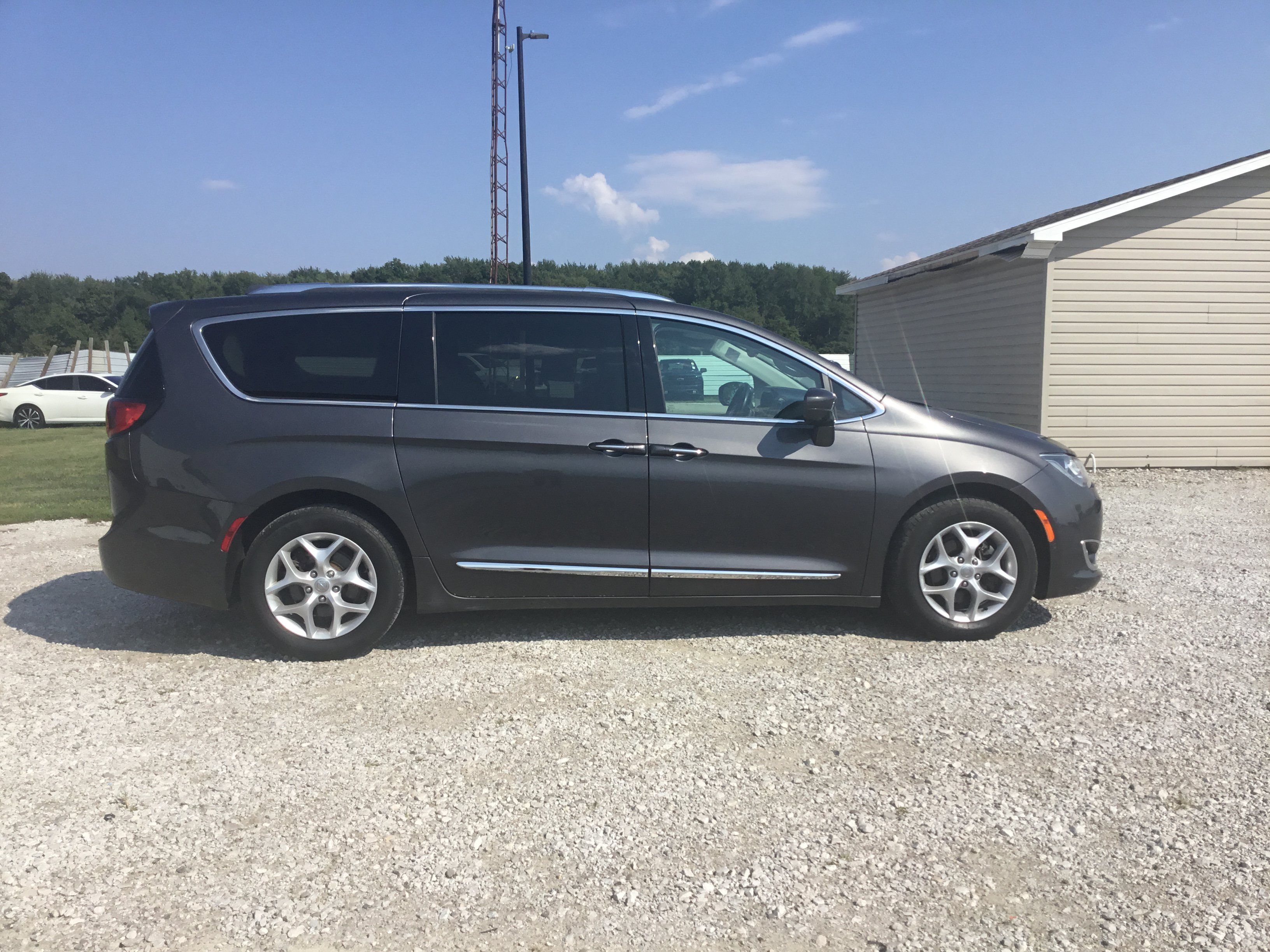 Used 2017 Chrysler Pacifica Touring-L Plus w/ Advanced Safetytec Group FWD image 2