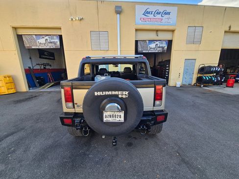 Used 2005 HUMMER H2 SUT w/ Preferred Equipment Group AWD/4WD image 8