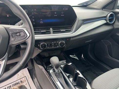 Used 2024 Chevrolet Trax LT w/ LT Convenience Package FWD image 15