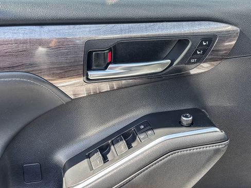 Used 2021 Toyota Highlander Limited AWD/4WD image 23