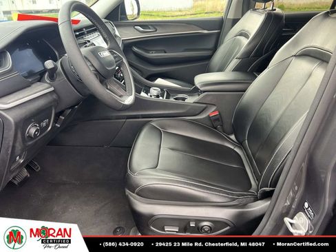 Used 2024 Jeep Grand Cherokee Limited w/ Black Appearance Package AWD/4WD image 16