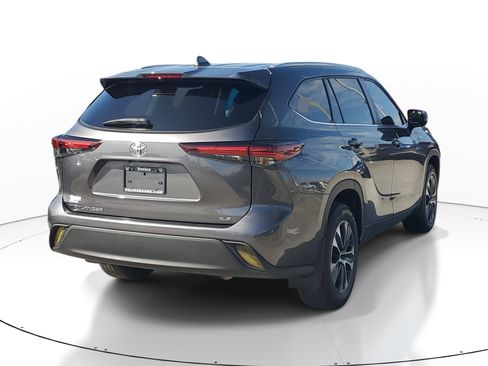 Used 2024 Toyota Highlander XLE FWD image 6
