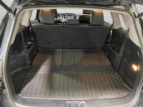 Used 2015 Toyota Highlander XLE image 12