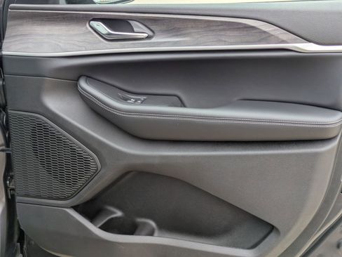 Used 2025 Jeep Grand Cherokee Limited w/ Black Appearance Package image 28