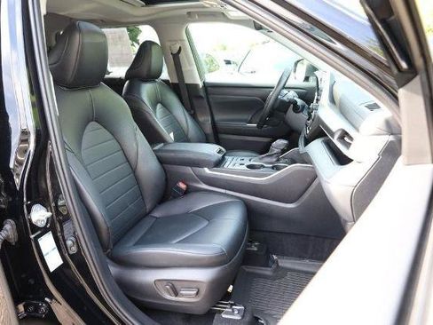 Used 2022 Toyota Highlander XLE AWD/4WD image 30