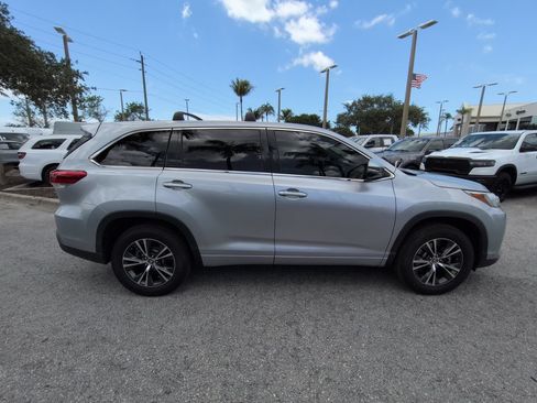 Used 2018 Toyota Highlander Plus FWD image 4