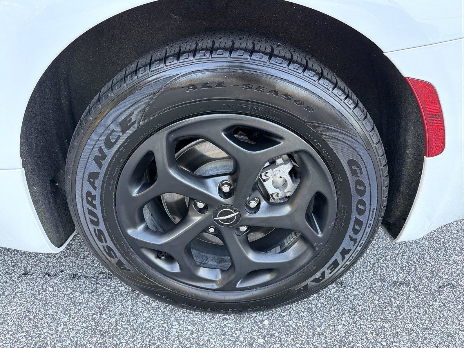 Used 2024 Chrysler Pacifica Limited FWD image 19