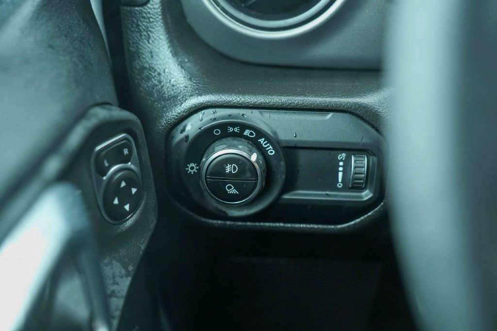 Used 2023 Jeep Gladiator Sport AWD/4WD image 11