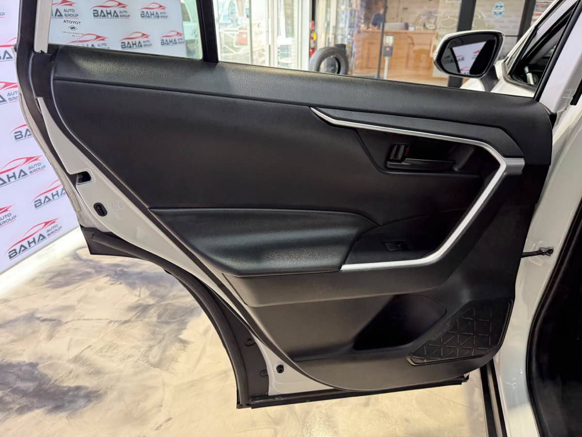 Used 2022 Toyota RAV4 LE AWD/4WD image 37