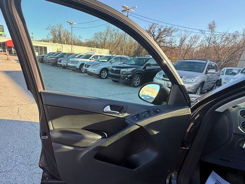 Used 2016 Volkswagen Tiguan S image 9