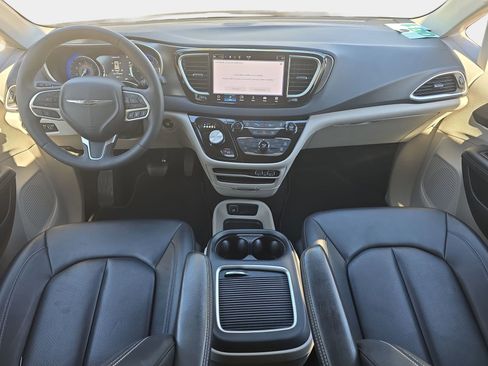 Used 2024 Chrysler Pacifica Touring-L image 9