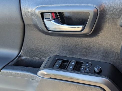 Certified 2022 Toyota Tacoma TRD Off-Road AWD/4WD image 22