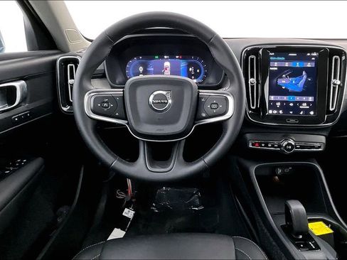 Certified 2025 Volvo XC40 B5 Core image 8