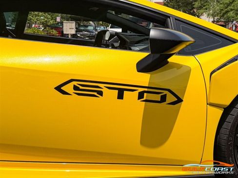 Used 2022 Lamborghini Huracan STO RWD image 59
