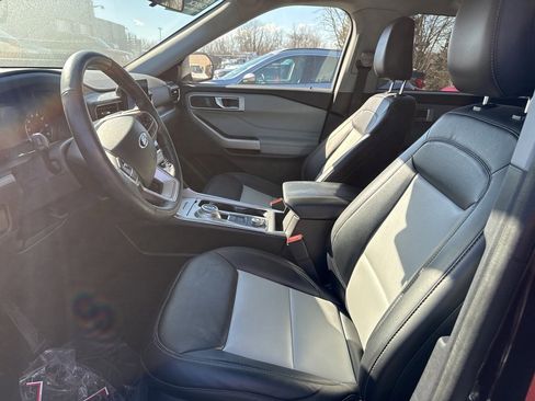 Used 2022 Ford Explorer XLT w/ Equipment Group 202A image 6