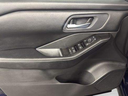Used 2025 Nissan Rogue SV FWD image 13