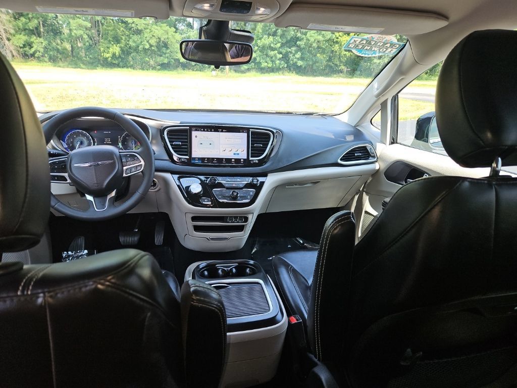 Used 2024 Chrysler Pacifica Touring-L FWD image 23