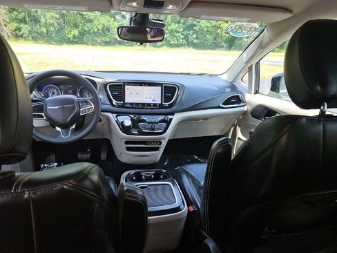 Used 2024 Chrysler Pacifica Touring-L FWD image 23