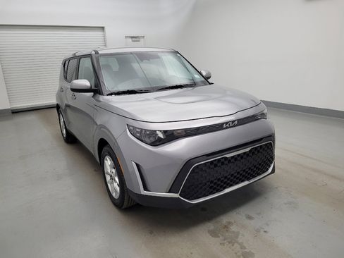 Used 2025 Kia Soul LX w/ LX Technology Package FWD image 13