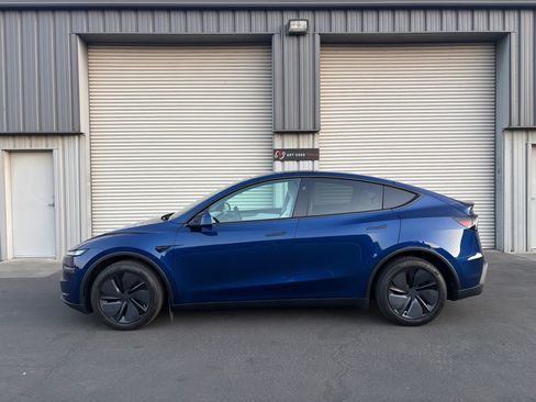 Used 2026 Tesla Model Y 2WD image 3