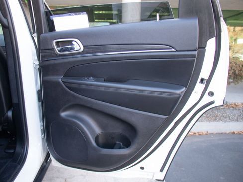 Used 2022 Jeep Grand Cherokee Limited image 23