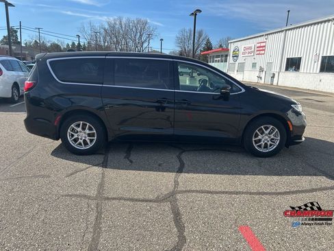 Used 2024 Chrysler Pacifica Touring-L image 7