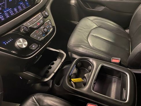 Used 2019 Chrysler Pacifica Touring-L Plus w/ S Appearance Package FWD image 14