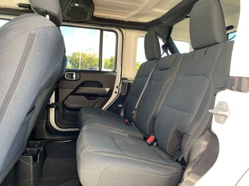 Used 2025 Jeep Wrangler Sahara image 24