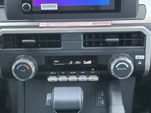 Certified 2025 Toyota Tacoma SR5 AWD/4WD image 30