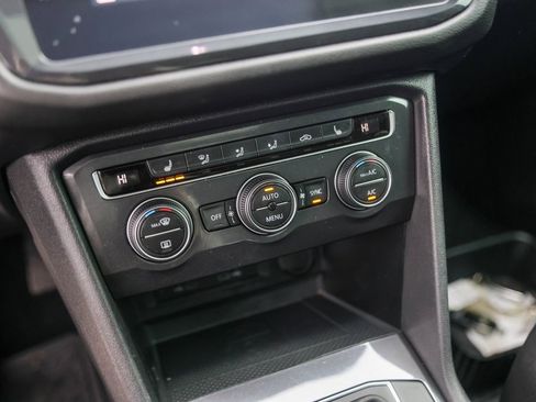 Used 2021 Volkswagen Tiguan SE w/ Panoramic Sunroof Package image 18