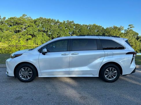 Used 2024 Toyota Sienna XLE FWD image 2