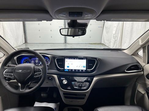 Used 2023 Chrysler Pacifica Touring-L image 41