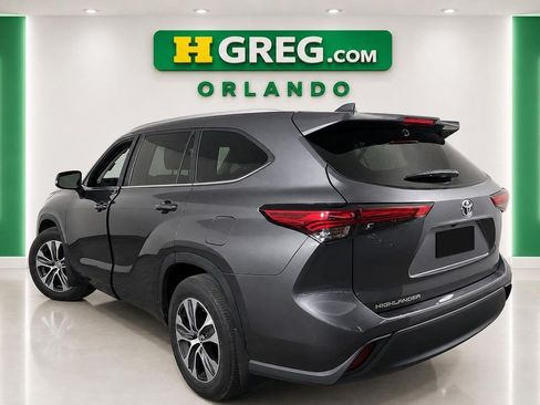 Used 2023 Toyota Highlander XLE FWD image 2
