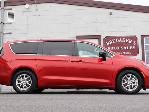Used 2025 Chrysler Pacifica Select FWD image 1