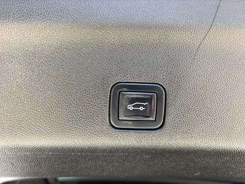 Used 2022 GMC Yukon SLT w/ SLT Premium Package image 10