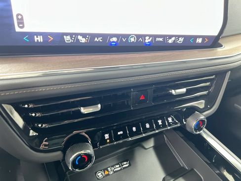 Used 2025 Chevrolet Suburban High Country AWD/4WD image 16